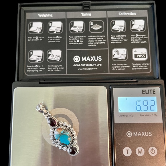 Sterling Silver Spiny Oyster & Red Garnet Pendant - Picture 6 of 8